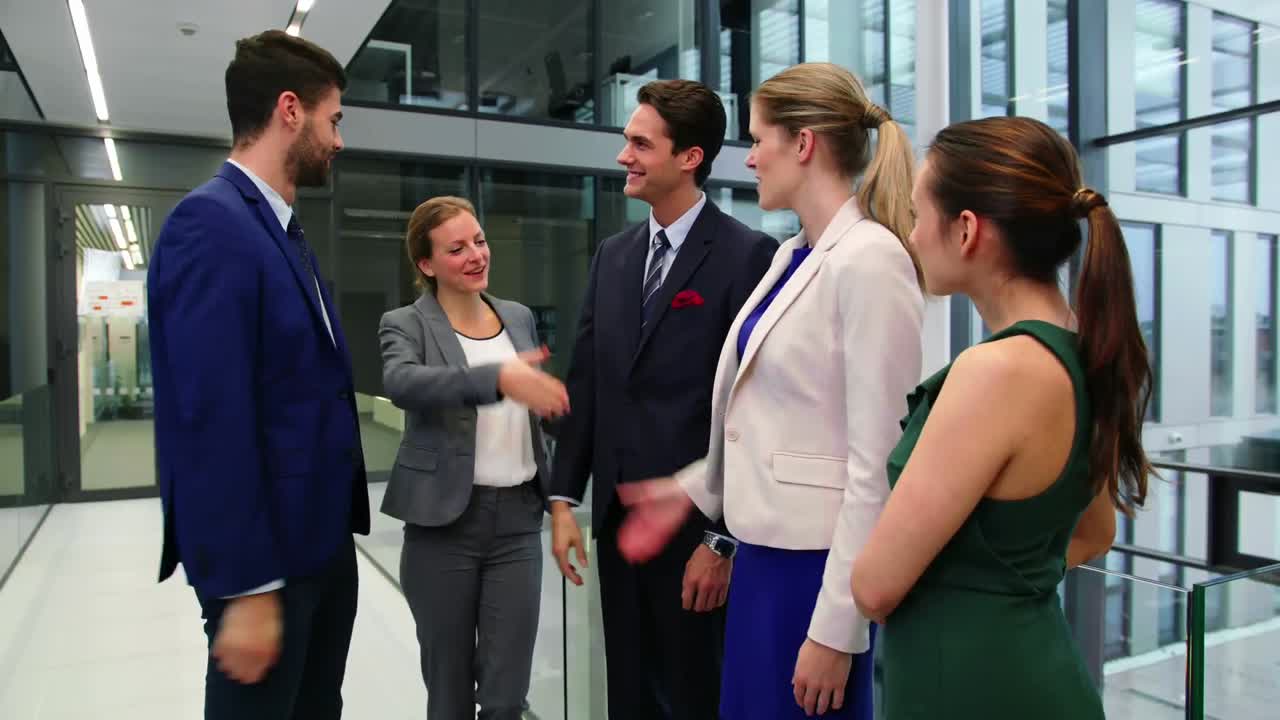 비즈니스 임원들이 서로 상호 작용하고 있습니다.