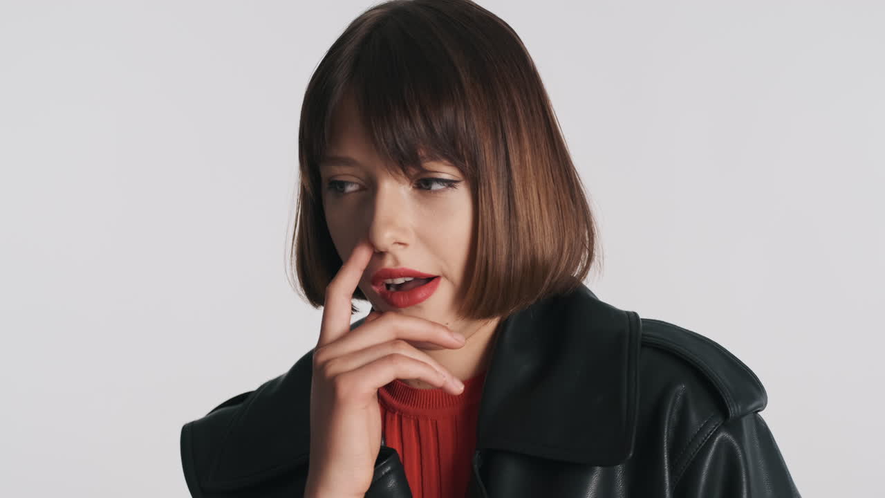 mujer joven aburrida en chaqueta de cuero posando