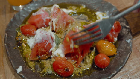 plato vegetariano de tomate para el almuerzo en la cafetería