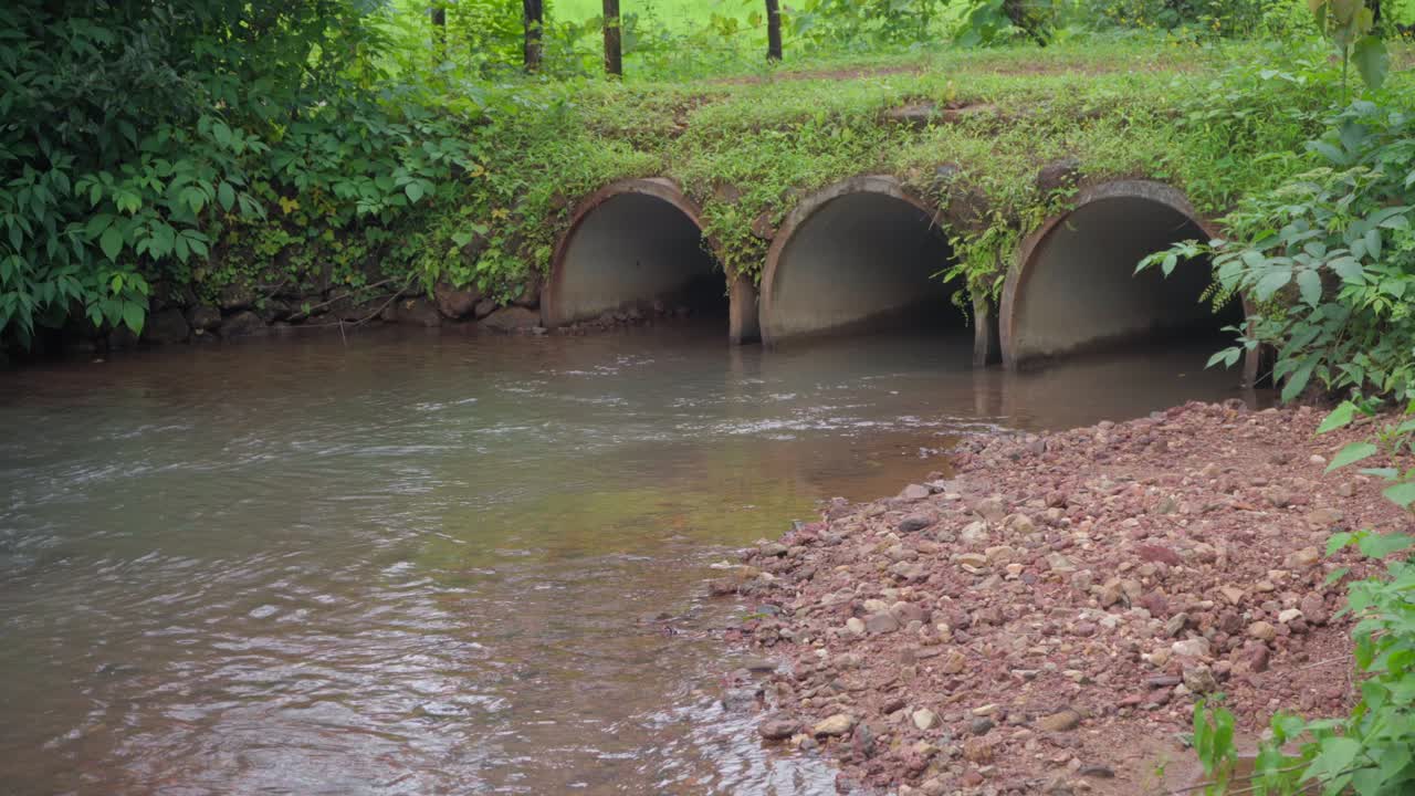 tubería de alcantarillado agua purificada clara