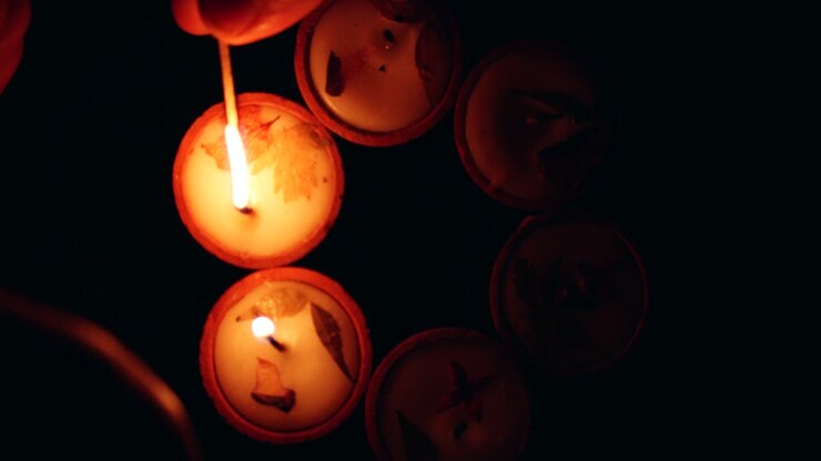 Primo piano di candele di cera Diya per la celebrazione della festa di Diwali.