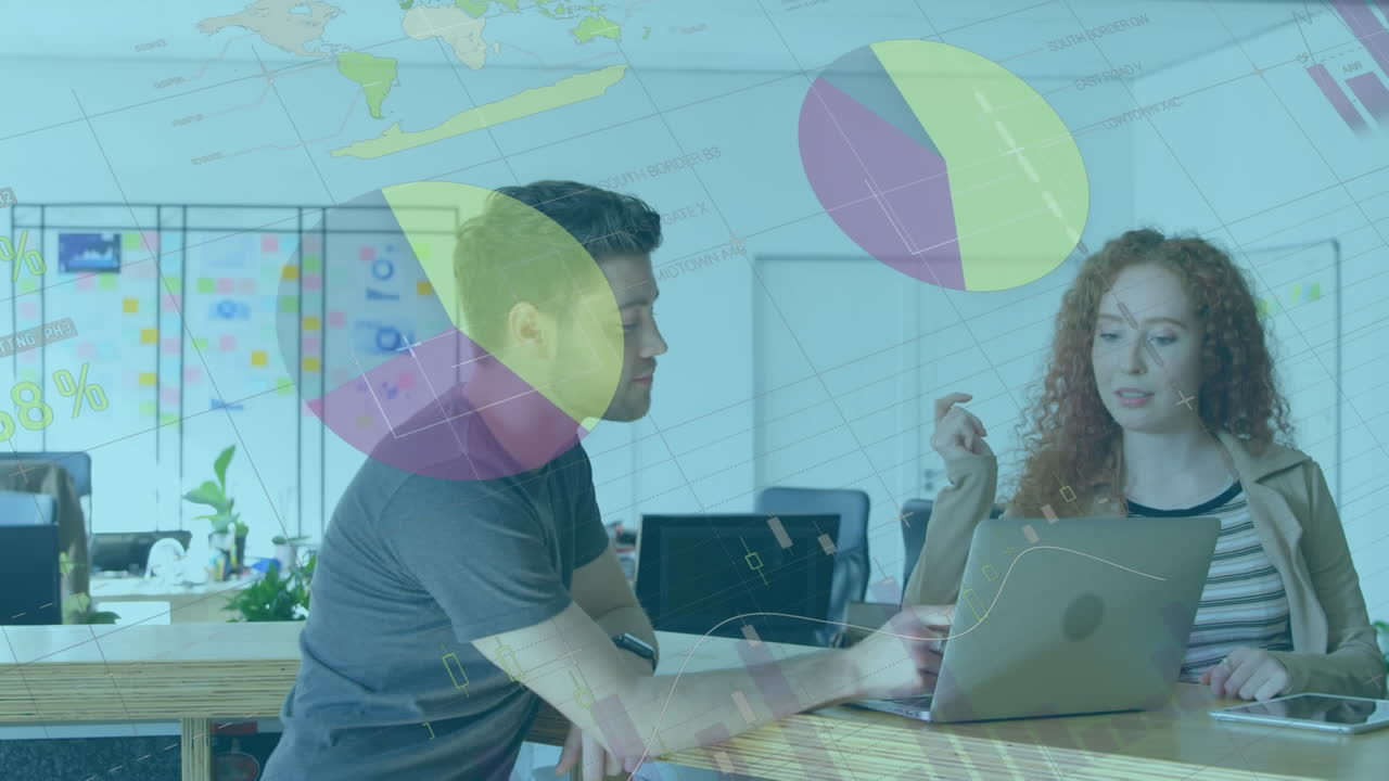 animación de la interfaz infográfica sobre compañeros de trabajo caucásicos discutiendo estrategia en la computadora portátil en la oficina.