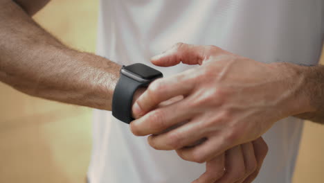 las manos tocan el reloj inteligente de cerca. el atleta comprueba los datos de rendimiento en la pantalla