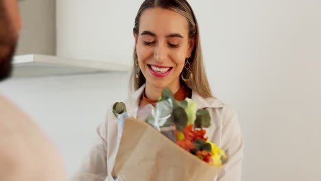 amor, flores sorpresa y pareja en casa