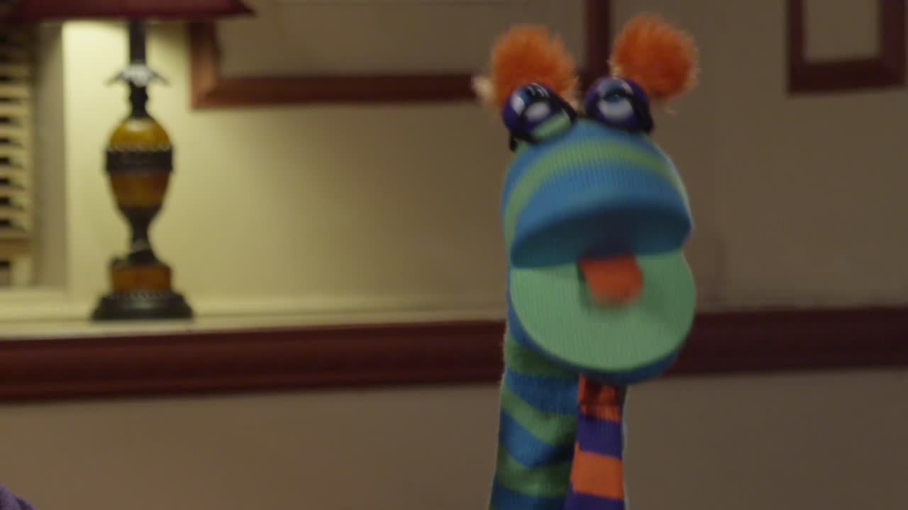 marioneta divertida y colorida emocionada por aprender