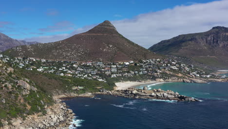 Wunderschöne-Wohlhabende-Gegend-In-Südafrika-Mit-Häusern-Vor-Einem-Sandstrand-Und-Meerblick