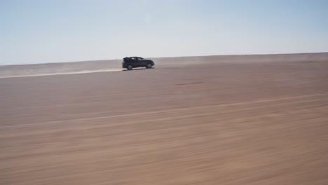 Vehículo-4x4-Que-Conduce-Muy-Rápido-A-Través-De-La-Arena-Seca-Y-Polvorienta-Del-Desierto-Del-Sahara