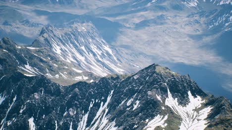 Vista-Aérea-Paisaje-De-Montañas-Cubiertas-De-Nieve