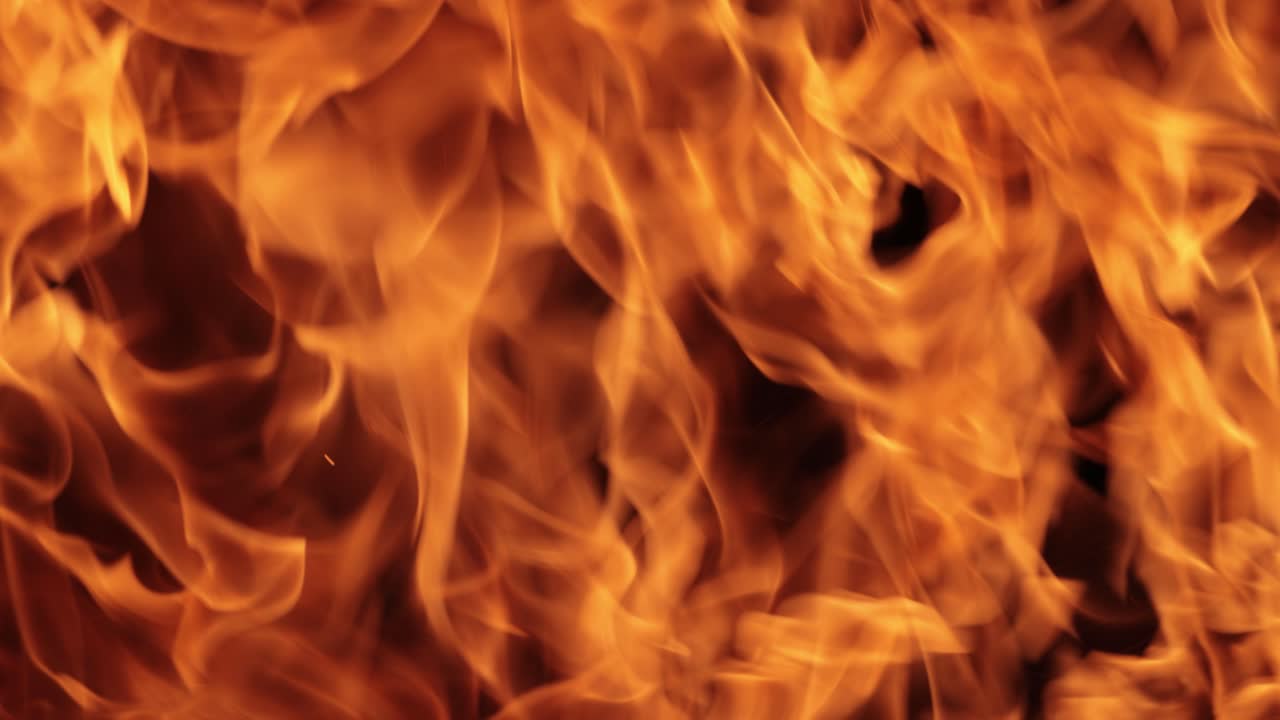 Ildflammer på sort baggrund i slowmotion