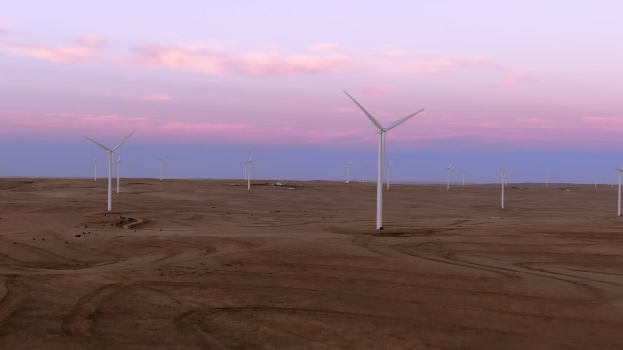 일몰 무렵 콜로라도의 칼한 근처에 있는 풍력 발전 단지의 공중 촬영