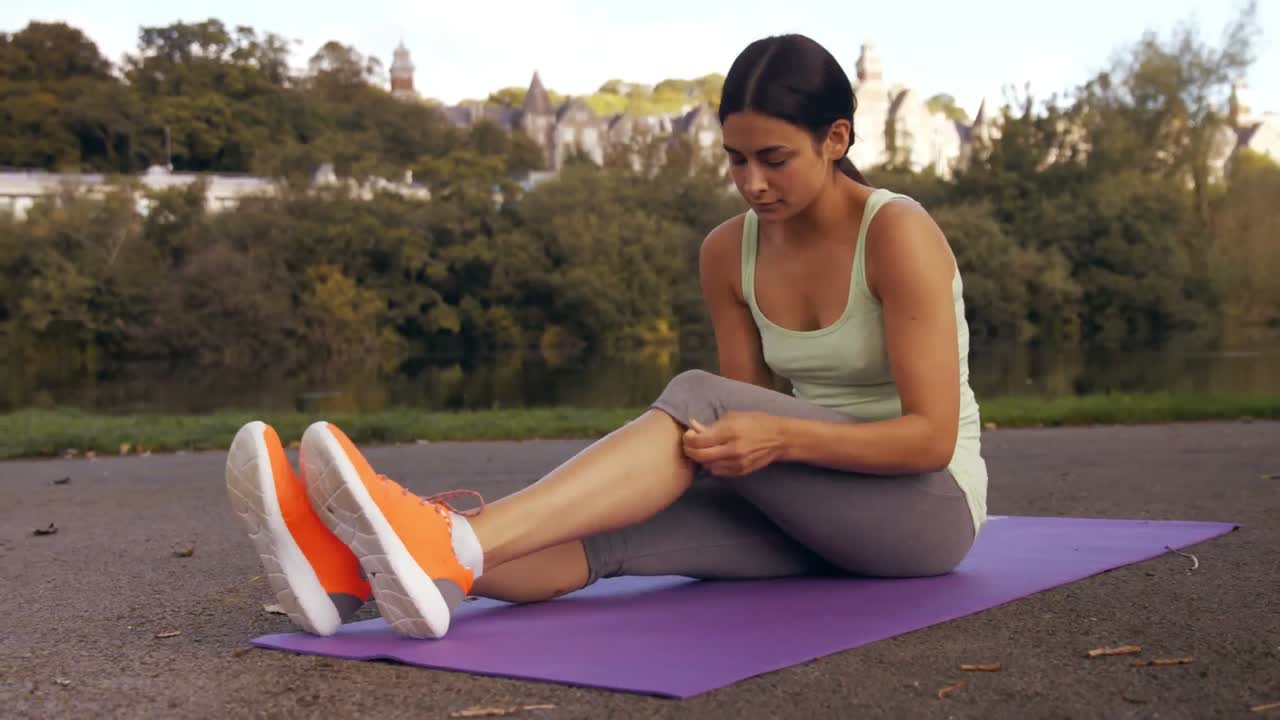 bonita morena haciendo ejercicio en el parque