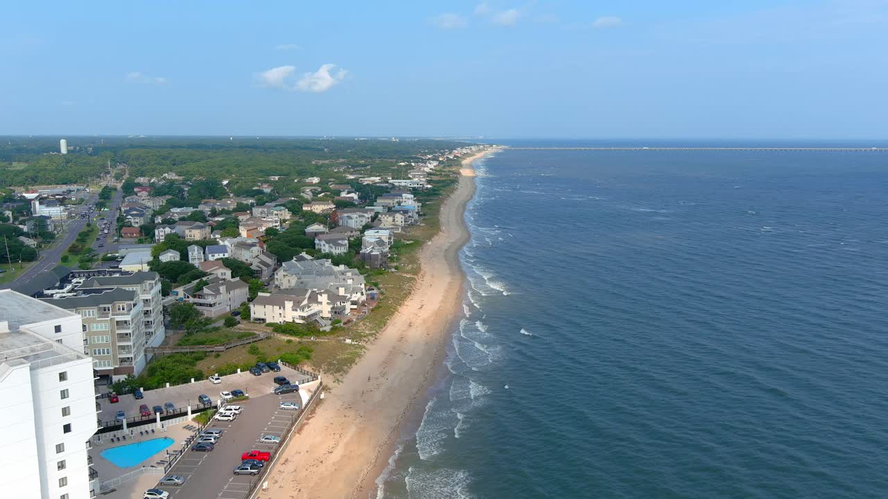 Drone che vola verso ovest in direzione del Chesapeake Bay Bridge Tunnel e Norfolk, Virginia, nell'area del Ponte Lesner a Virginia Beach.