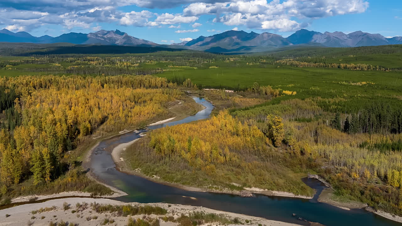 Ombre delle nuvole su un torrente fuori dal Glacier National Park, Montana, che serpeggia tra gli alberi autunnali. Timelapse