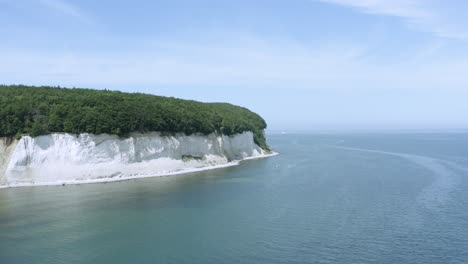 toma aérea de drones de los acantilados de tiza en ruegen rügen en alemania en una hermosa luz con agua de mar verde y azul, europa