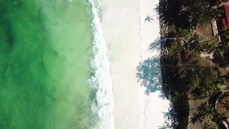 disparo vertical de olas espumosas rompiendo en la playa de diani cerca de la ciudad costera de mombasa en kenia