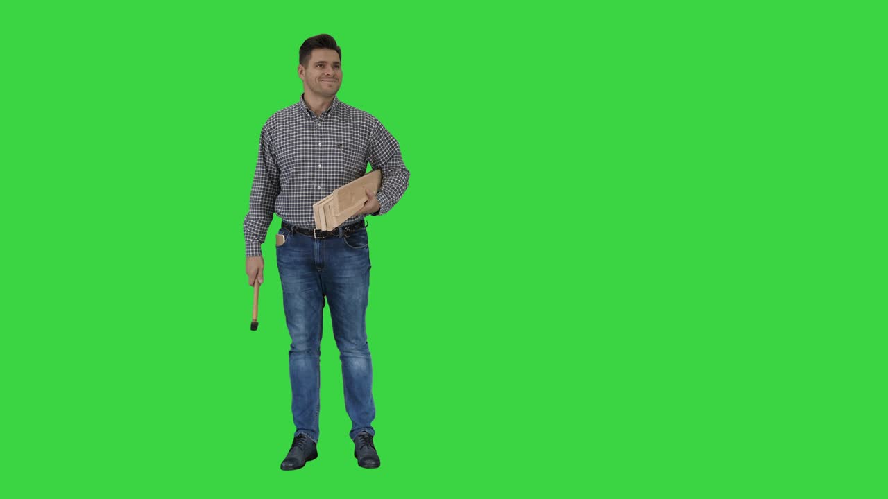 엔지니어 건설자는 미소 짓고 녹색 화면, 크로마 키에 건설을 준비하고 있습니다.
