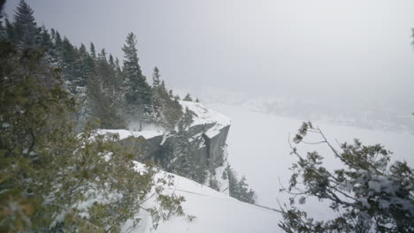 Mount-Pinacle-Und-Gefrorener-Lake-Lyster---Berggipfel,-Der-Während-Des-Schneesturms-Mit-Schnee-Bedeckt-Ist