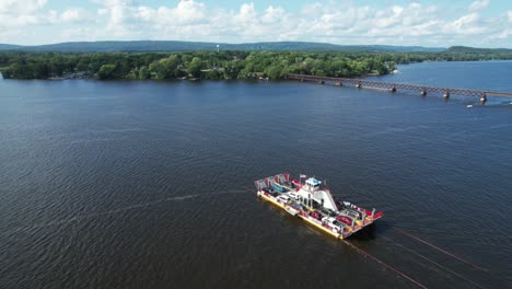 Die-Merrimac-Autofähre-überquert-Den-Wisconsin-River-2