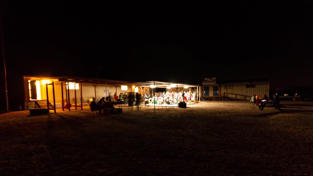 outside_01 밤에 시간을 보내는 사람들