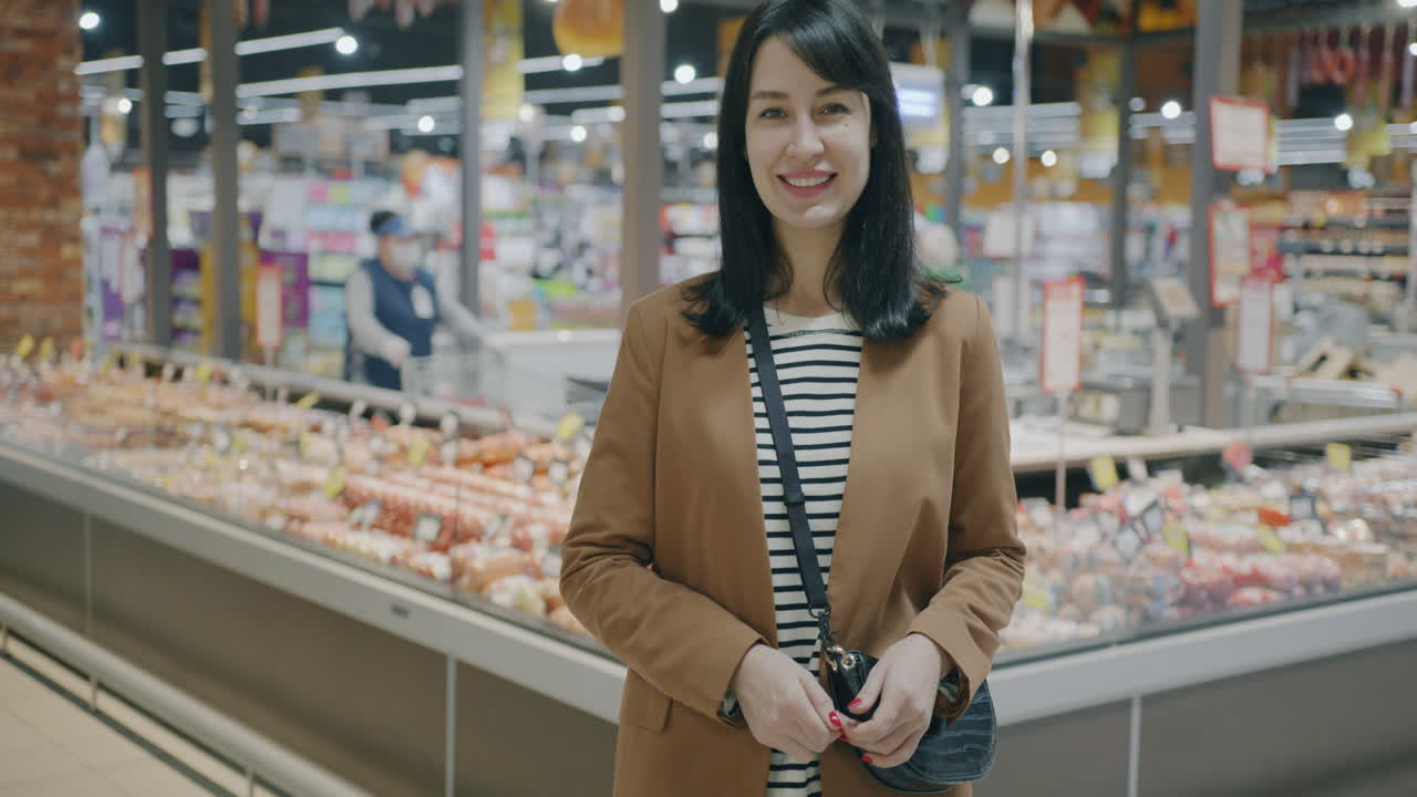 식료품 가게 에서 쇼핑 하는 여자
