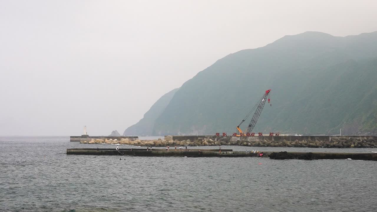 일본 의 하치조 섬 을 안개 속 에 탐험 하는 관광객 들 의 정적 사진