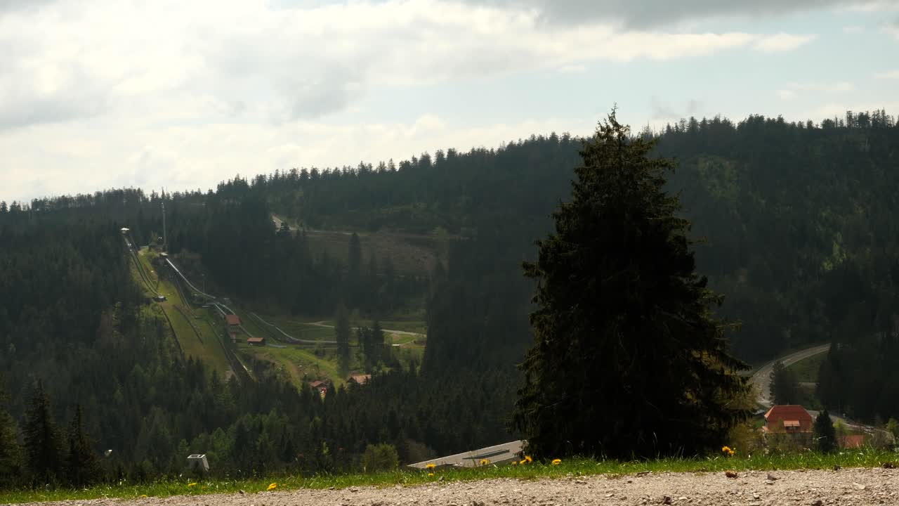 vista de las instalaciones de salto de esquí de ruhestein en el bosque negro