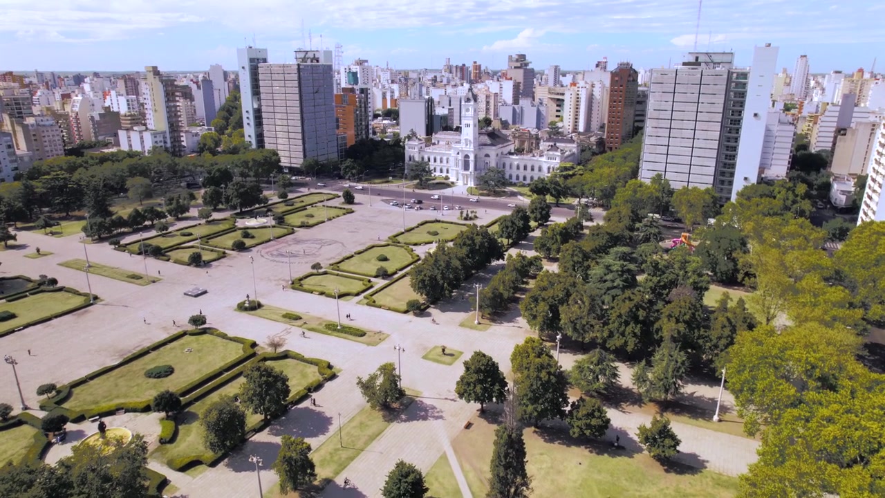 Vista aerea con drone 4K di Plaza Moreno e del Municipio di La Plata a Buenos Aires, Argentina. Storica piazza centrale circondata da architettura distintiva e cuore urbano della città.