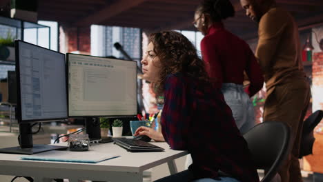 experto en ciberseguridad de startups en busca de vulnerabilidades de seguridad de la empresa