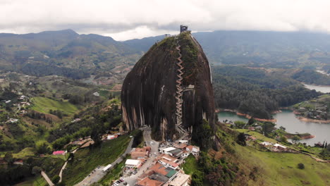 por la que se establece una vista aérea inclinada de un destino turístico épico piedra del penol