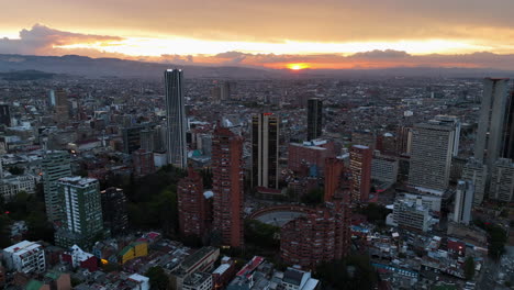 vista aérea que rodea el centro de la ciudad de bogotá, el atardecer vibrante en colombia