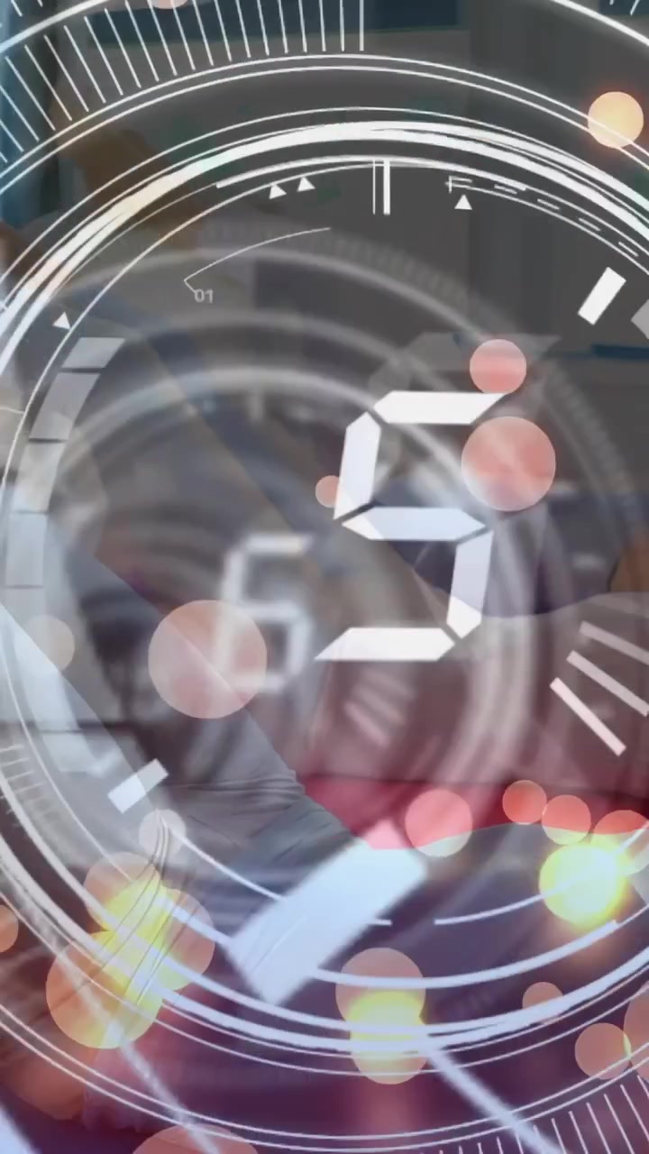 Vídeo vertical: Mulher no sofá inclinando a cabeça enquanto um temporizador inicia, com anel HUD girando com efeito bokeh, preparando a gravação.