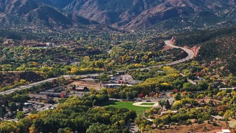 Los-Vibrantes-árboles-Otoñales-De-Color-Amarillo-Rodean-El-Pintoresco-Vecindario-De-La-Subdivisión-Y-El-Diamante-De-Béisbol-Cerca-Del-Jardín-De-Los-Dioses,-Colorado.