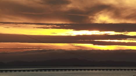 Puesta-De-Sol-A-Lo-Largo-De-La-Sección-Recta-Baja-Del-Puente-Astoria-Megler-De-Oregon-A-Washington-Nubes-De-Movimiento-Lento