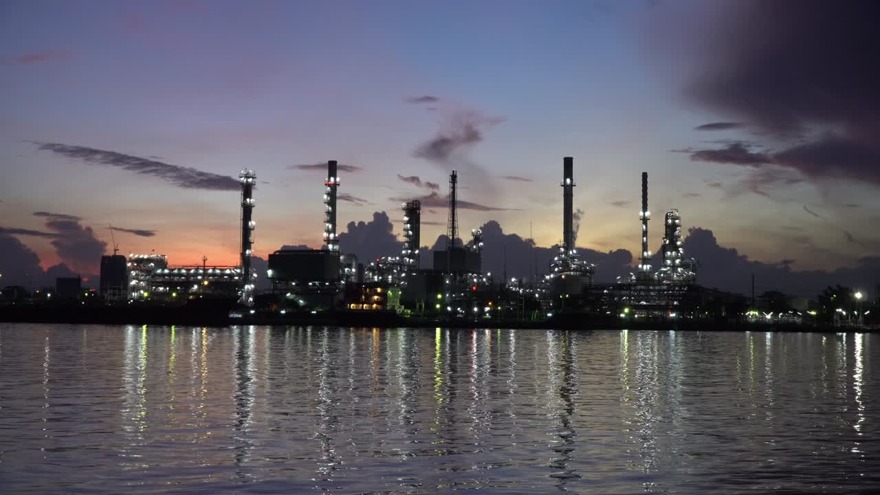 fábrica de refinería de petróleo al amanecer. 4k