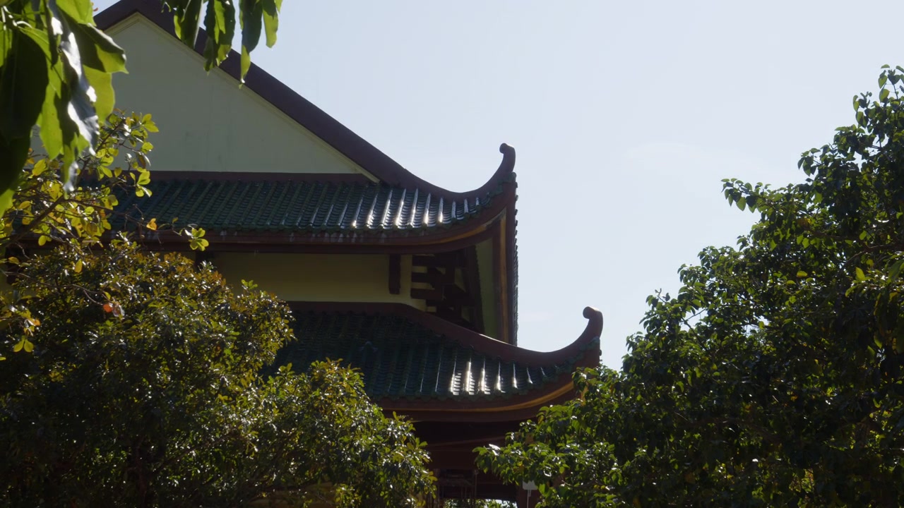 Arquitectura tradicional de templo con esquinas de tejado de alero ornamentadas en la Pagoda Linh Ung en la Península de Son Tra en Da Nang, Vietnam. Toma de ángulo bajo.