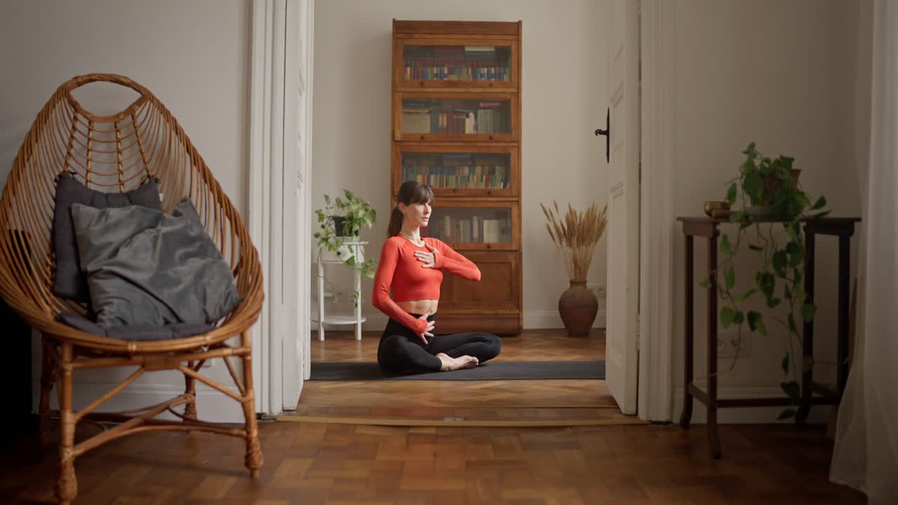 Donna che pratica yoga a casa