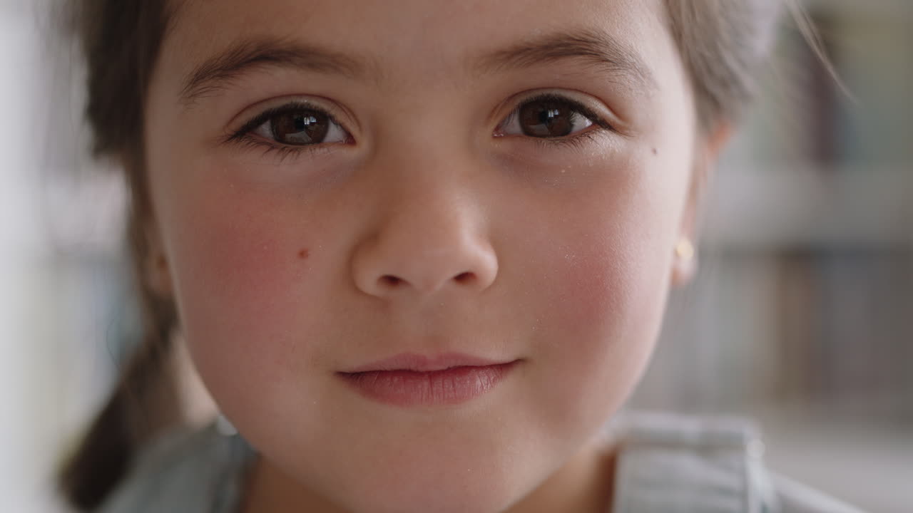 가까운 초상화 아름다운 작은 소녀 자연 어린 시절의 호기심으로 웃고 순수한 장난스러운 표정을 가진 즐거운 아이를 찾고 4k 영상