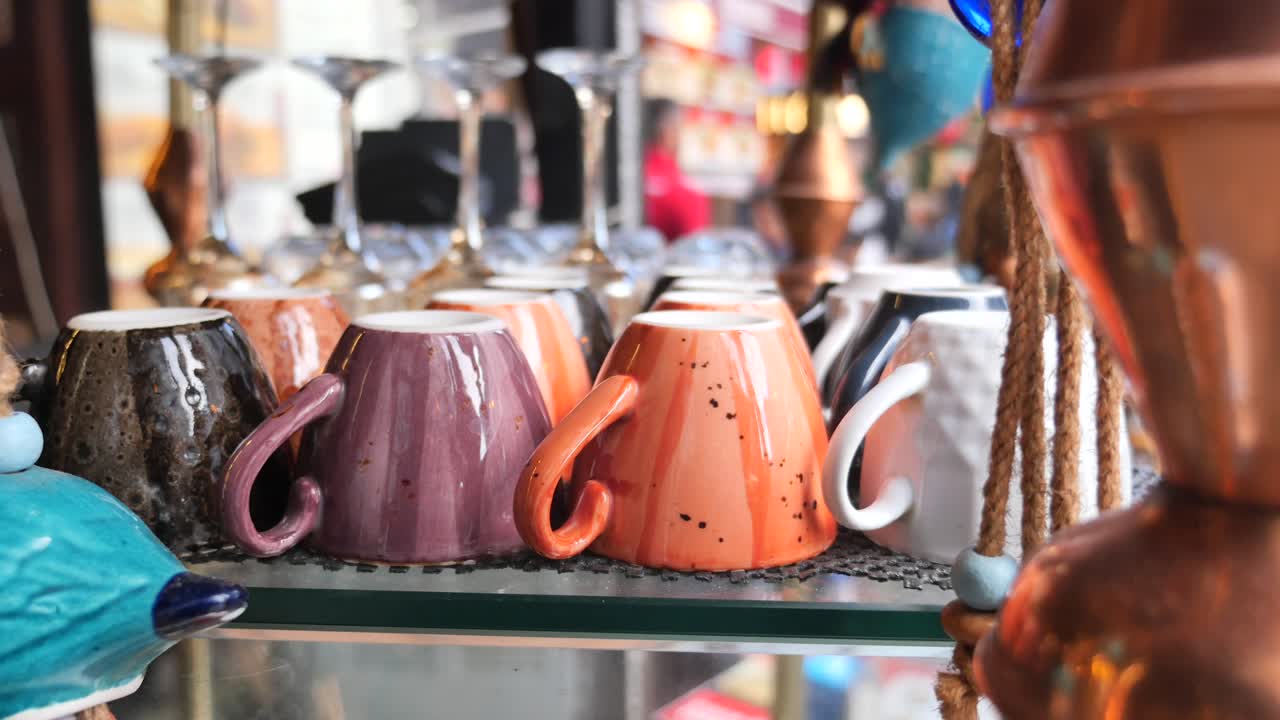 Bunte Kaffeetassen in der Auslage eines türkischen Geschäfts