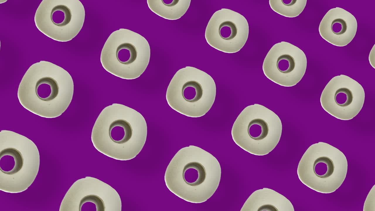 patrón colorido de rollos de un papel higiénico blanco aislado en fondo púrpura con sombras. patrón sin costuras con papel higiênico. vista superior. animación realista. movimiento de video 4k
