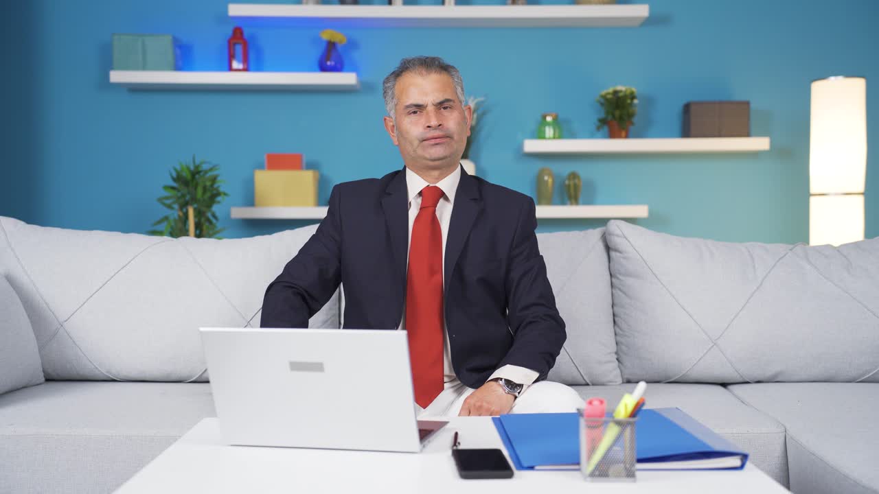 hombre trabajador de oficina en casa mirando molesto a la cámara.