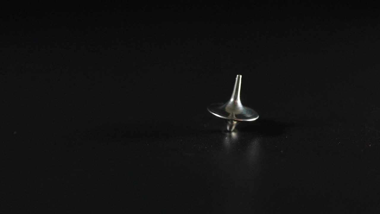 표면에 꼭대기를 회전하는 손