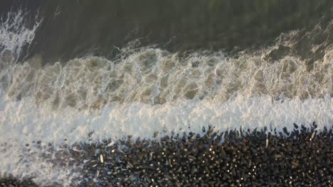 olas de playa en la orilla de la gran muralla de lagos