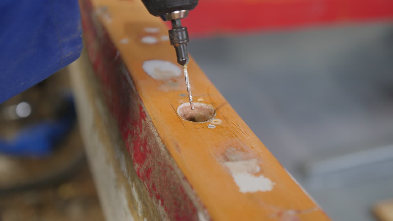 Perforación en la regala de una embarcación de pesca de fibra de vidrio para montar la chumacera