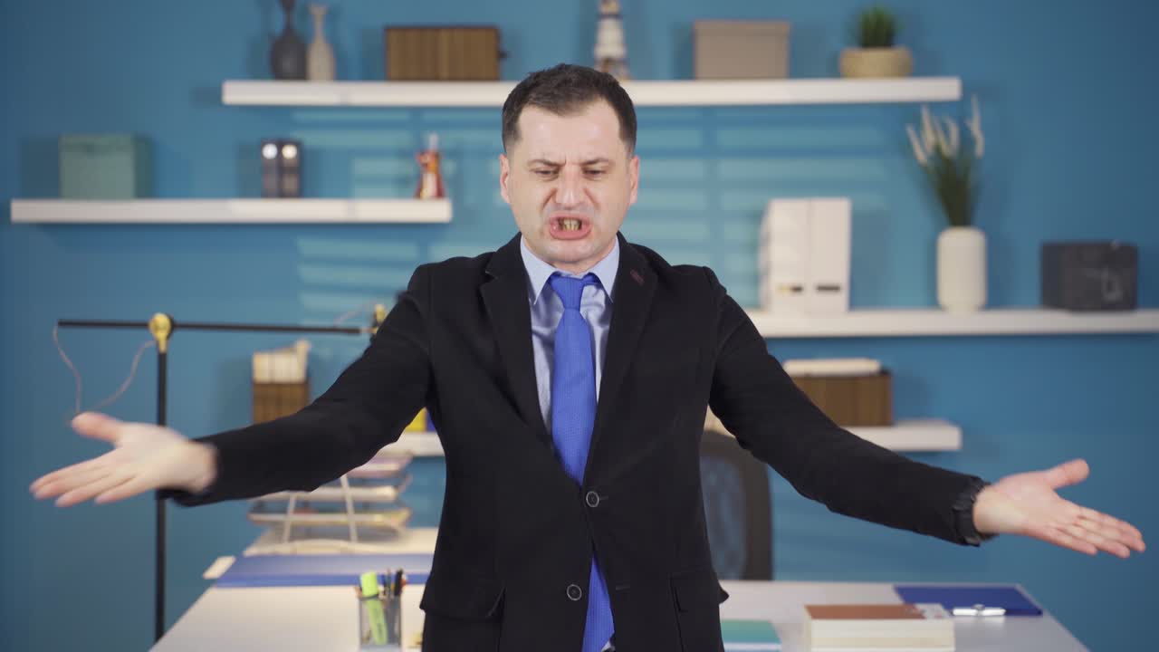 화난 상사는 카메라를 쳐다보고 화를 내고 꾸 ⁇ 기 시작합니다.