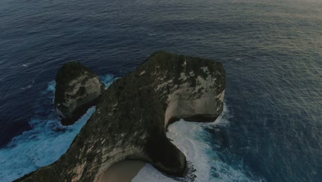 Kelingking-Beach-Nusa-Penida-Por-Drone,-Bali-Indonesia