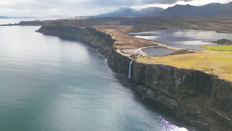 Hochwinkel-Drohnen-Dolley-Aufnahme-Von-Loch-Mealt-Und-Den-Mealt-Falls-In-Schottland