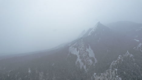 Imágenes-Aéreas-De-Drones-Volando-Lejos-De-La-Montaña-Flatirons-Cerca-De-Boulder-Colorado-Usa-Durante-La-Tormenta-De-Nieve