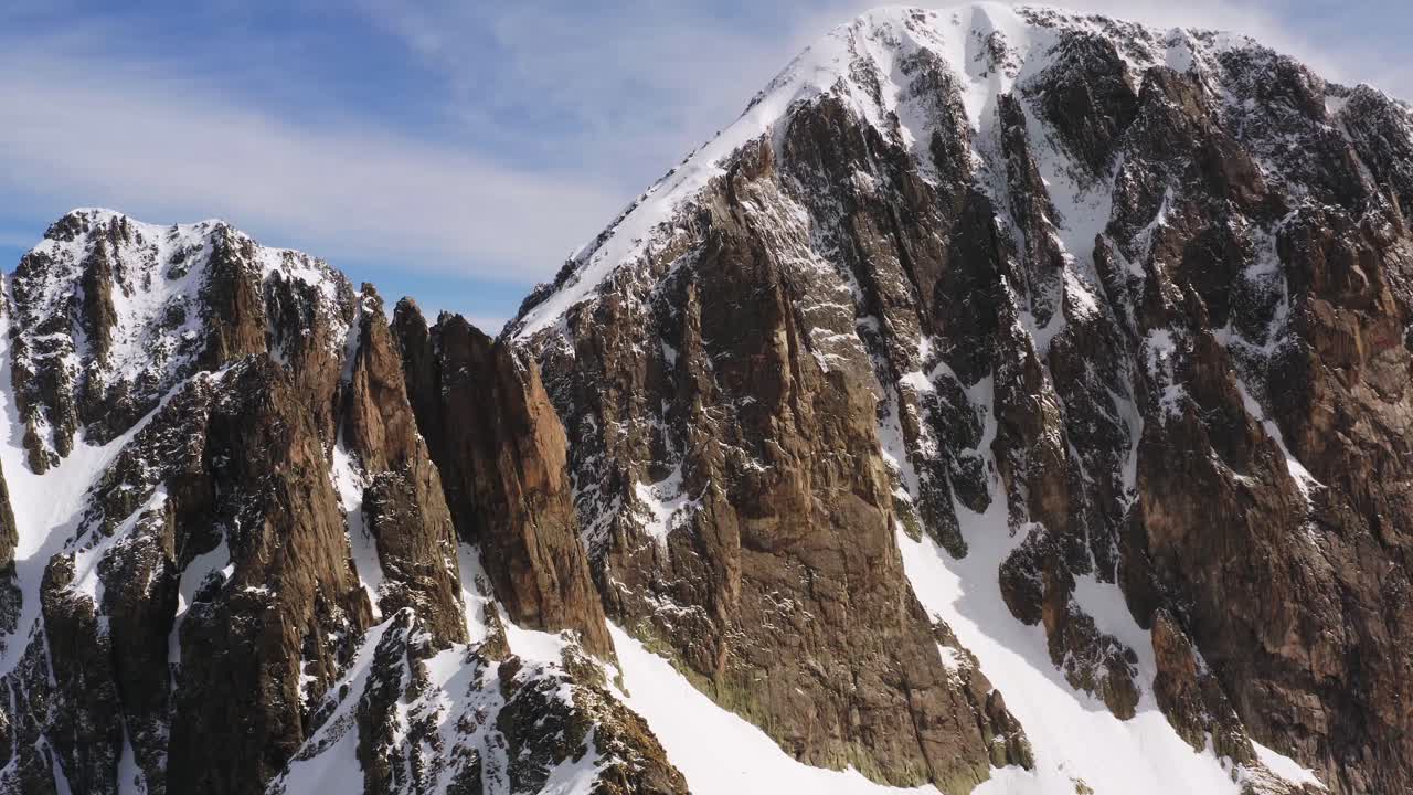 İtalya'daki karlı Cima d'Asta zirvesinin nefes kesen manzarası.