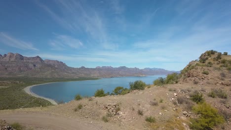 Vehículo-Que-Llega-A-Un-Hermoso-Destino-Escénico-En-Un-Viaje-Por-Carretera-En-México---Revelación-Aérea