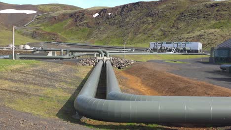 toma de establecimiento de una planta de energía geotérmica en islandia donde se genera electricidad limpia 6